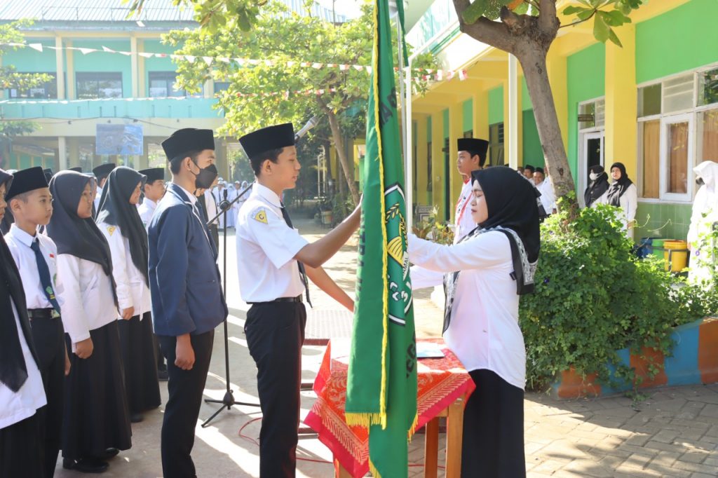 Upacara Senin pagi, Kamad Lantik Pengurus OSIM 2022-2023