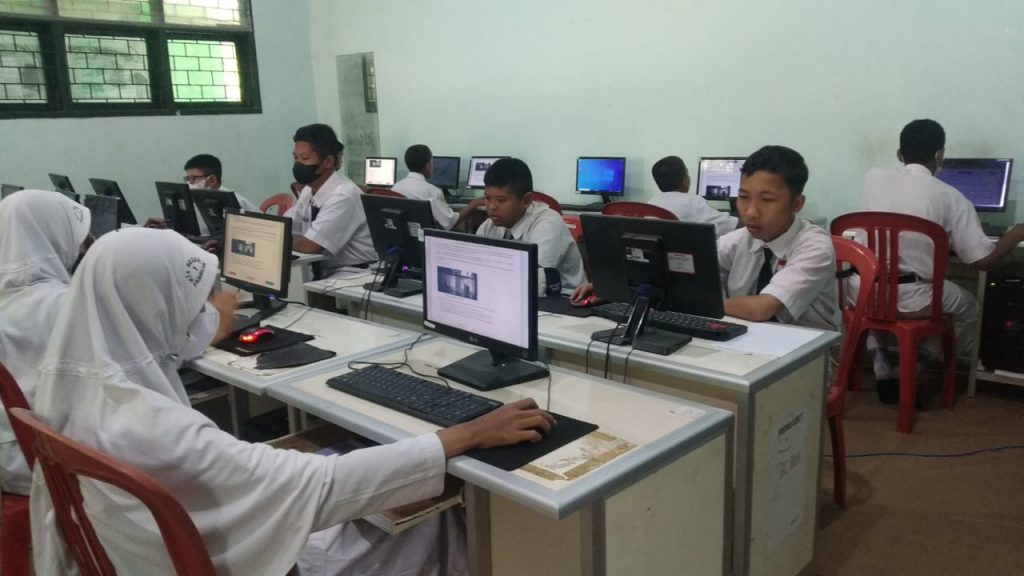 Asesmen Nasional,  Siswa MTsN 1 Pasuruan Ikuti ANBK dengan Tertib