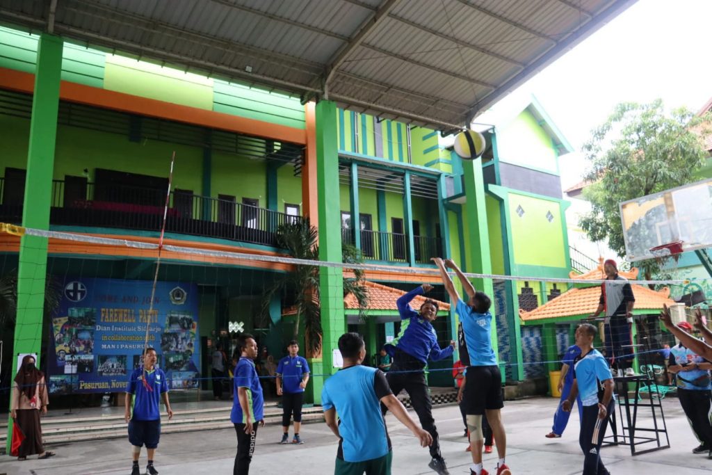 Junjung Sportivitas dan  Semangat kompetisi,  Tim bola volly (pa)  dan (pi)  MTsN 1 Pasuruan Raih Juara 1