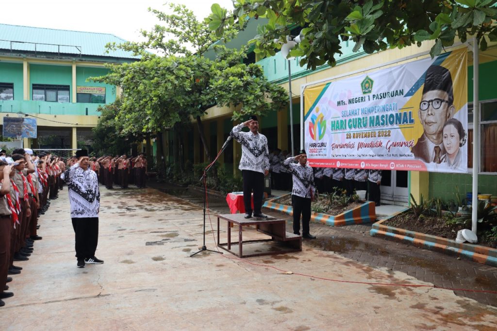 Peringatan Hari Guru Nasional Tahun 2022, MTsN 1 Pasuruan Selenggarakan Upacara dan  Penyerahan Penghargaan pada para pendidik Berprestasi