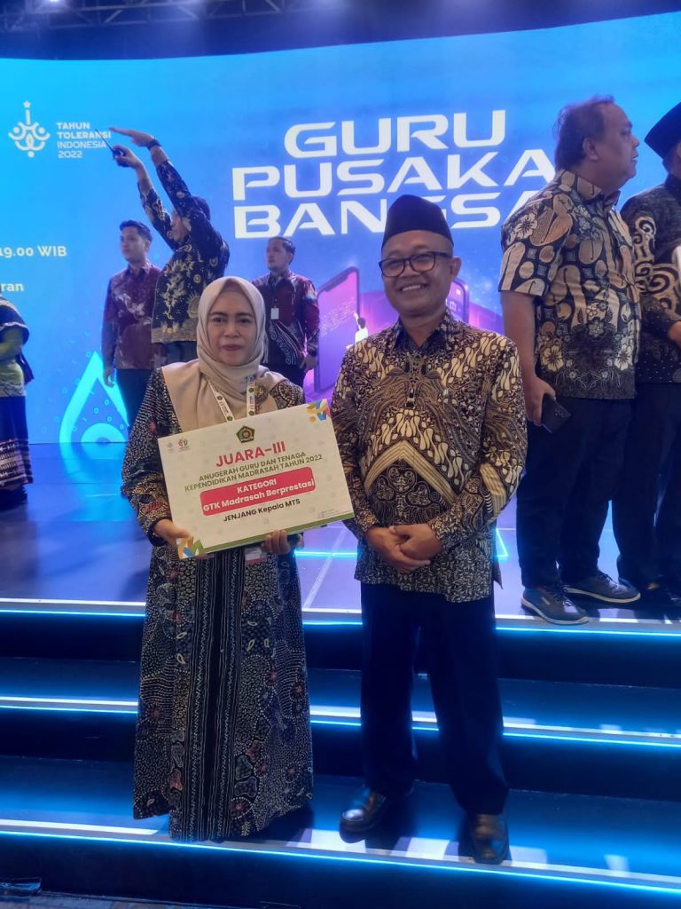 Anugerah GTK  nobatkan Dra. Herlina Sulistiani, M.Pd Kamad MTsN 1 Pasuruan Berprestasi Tk. Nasional