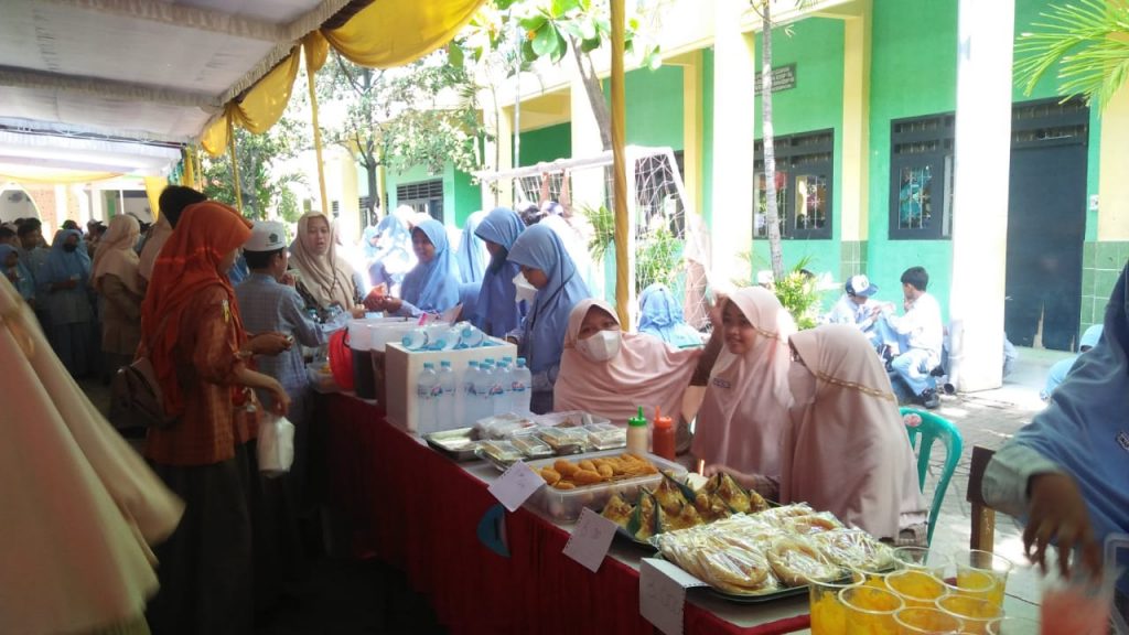 Bazar dan Festival Al  Banjari Warnai Gempita Harlah Ke -54 MTsN 1 Pasuruan