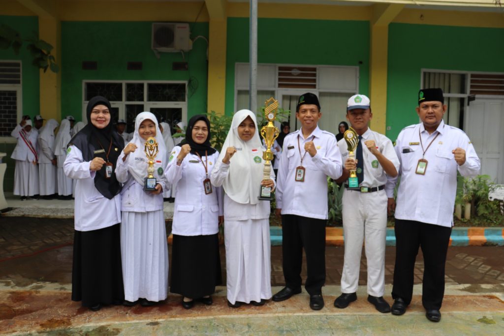 Upacara Senin Pagi, Kamad Apresiasi Tiga Siswa Berprestasi