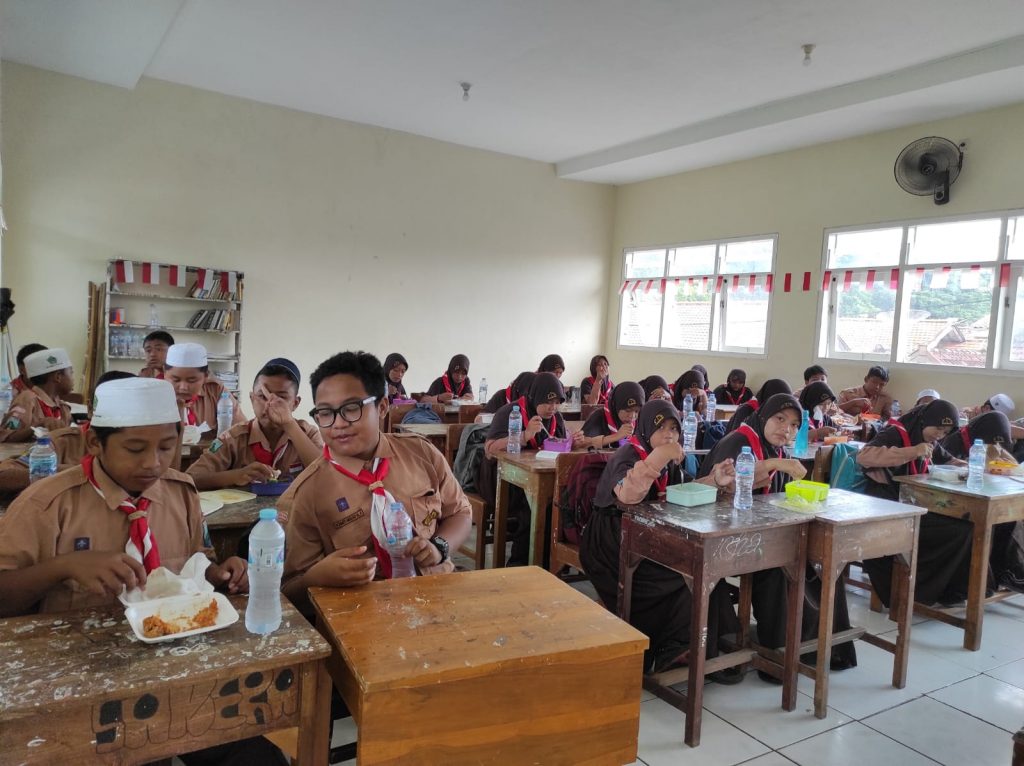 Giat Jumat Sehat, Siswa-siswi MTsN 1 Pasuruan makan bareng lanjut konsumsi vitamin