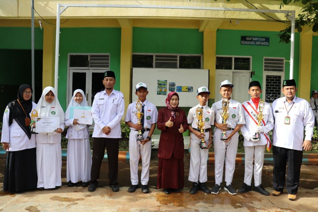 Upacara Bendera Senin Pagi, Kamad Apresiasi Sejumlah Siswa yang Berprestasi di Beberapa Kejuaraan
