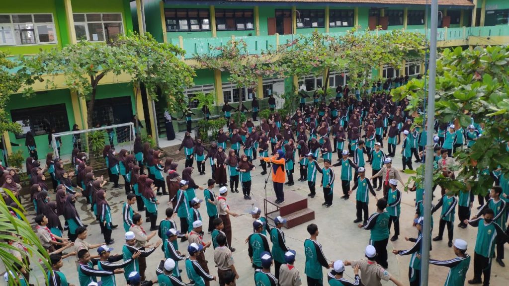 Jumat  Sehat, MTsN 1 Pasuruan Kompak Ikuti Senam Sehat  Ceria