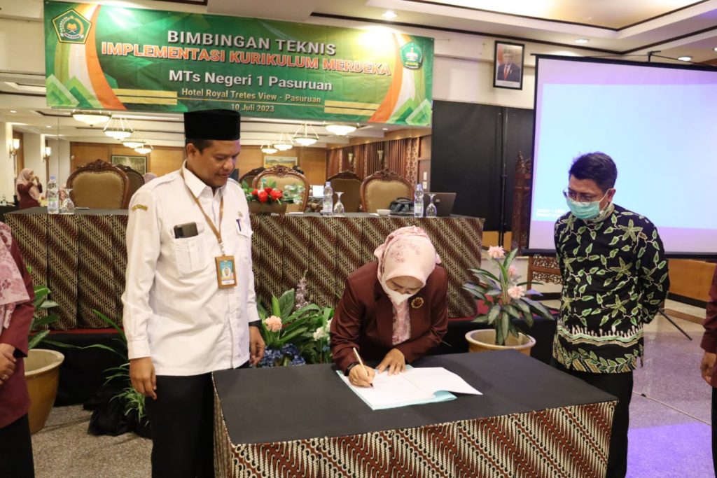 Gandeng  Tim Pengembang Kurikulum Direktorat KSKK  MTsN 1 Pasuruan ikuti Bimtek IKM