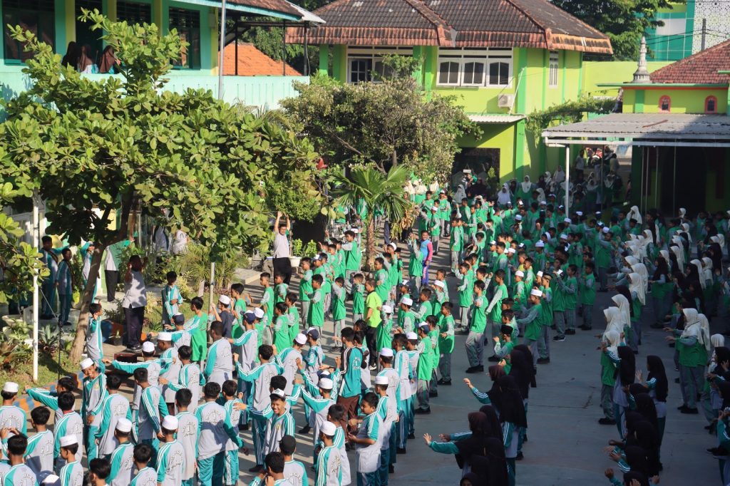 Isi Jumat SeHati, MTsN 1 Pasuruan dengan Senam dan Kerja Bakti