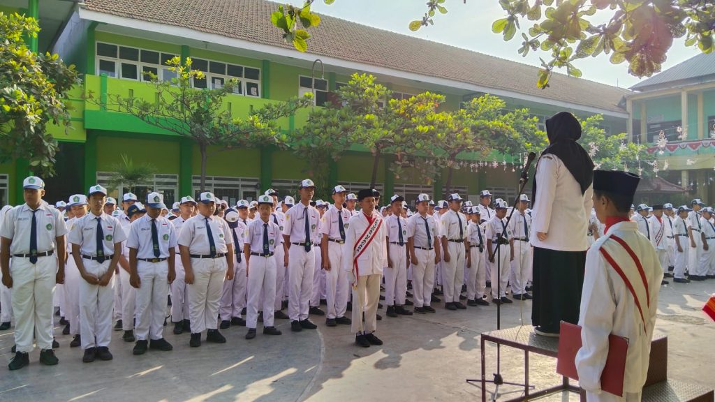 Momen Upacara  Hari Senin, Pembina Upacara Sampaikan Bahaya Bulliying  Dilanjut  Penyerahan Penghargaan Bagi Siswa Prestasi