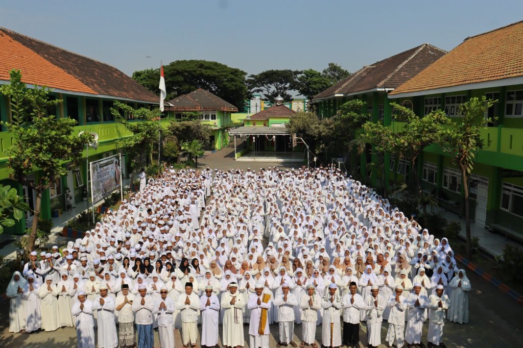Civitas Akademik MTsN 1 Pasuruan Kompak Ikuti Upacara Memperingati Hari Santri Nasional 2023