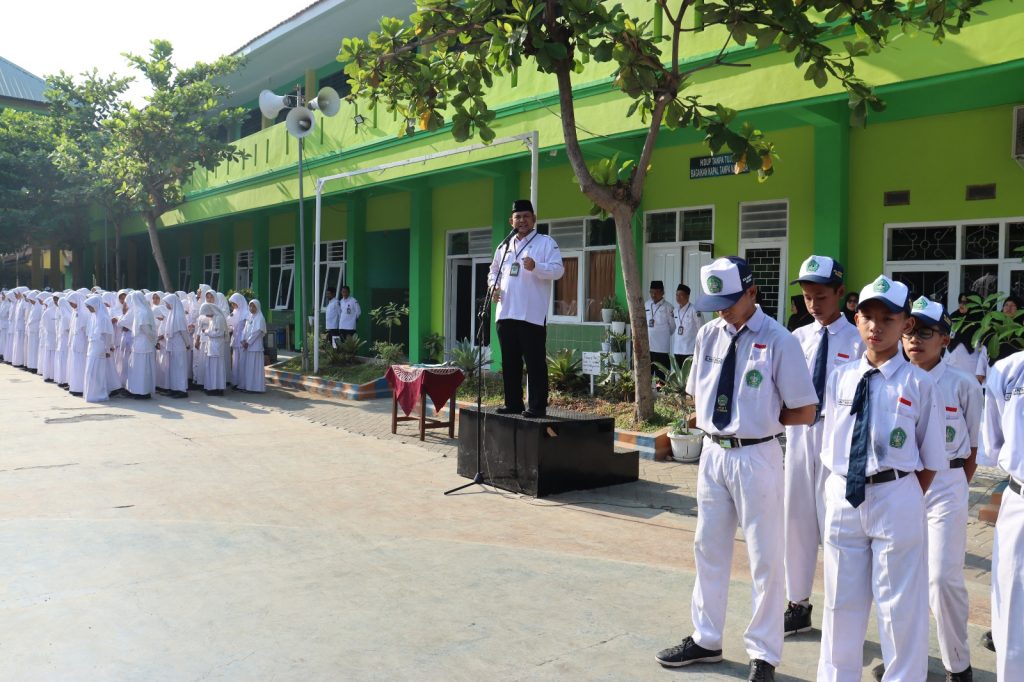 Momen Apel  Kamad Serahkan Penghargaan Bidang Literasi