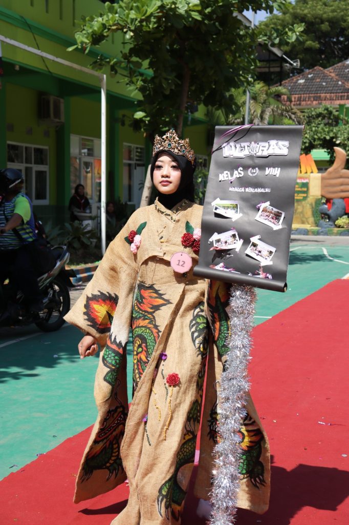Desember Ceria, MTsN 1 Pasuruan Gelar Karya dan Fashion Show Hasil P5PPRA