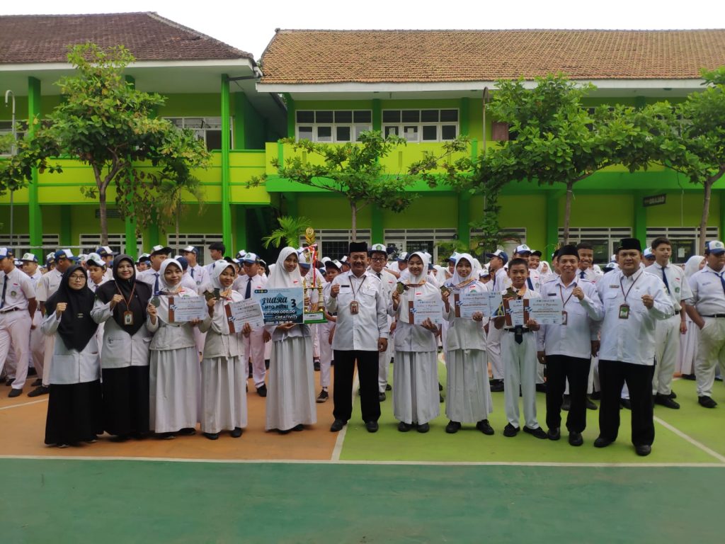 Apel pagi, awal tahun 2024, Kamad MTsN 1 Pasuruan  serahkan penghargaan bagi siswa prestasi
