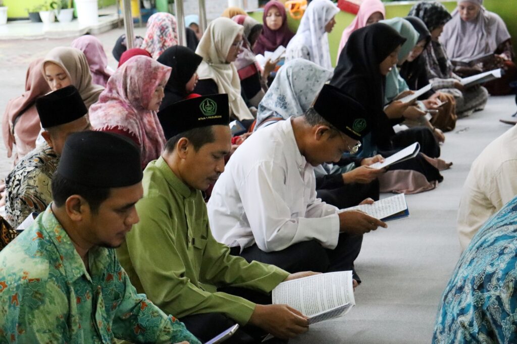 Peringati Nuzulul Quran, MTsN 1 Pasuruan Gelar Khotmil Quran dan Buka Bersama