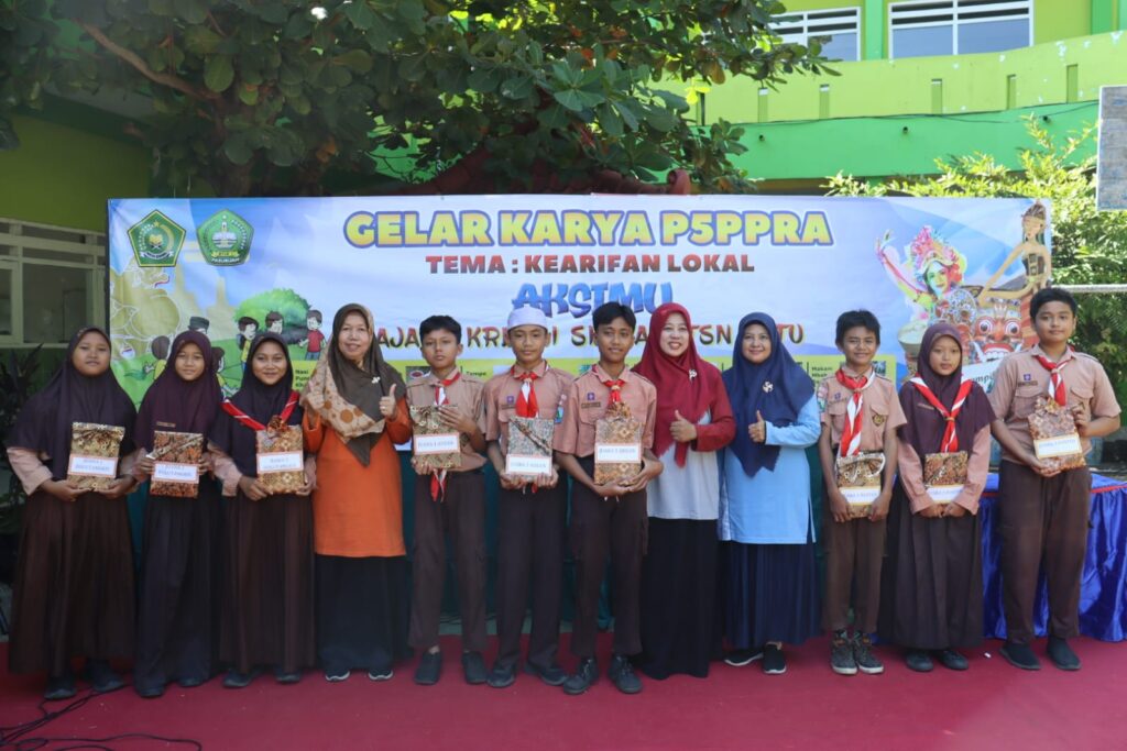 Pameran Poster dan Hasil karya siswa Warnai Gelar Karya P5PPRA dan AKSIMU  MTsN 1 Pasuruan.