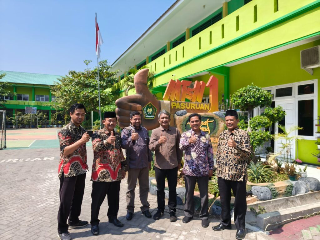 Kasi Kursis Kanwil Prop Jatim dan Tim Inti Madrasah Pusat Pantau Uji Validasi AKMI di MTsN 1 Pasuruan