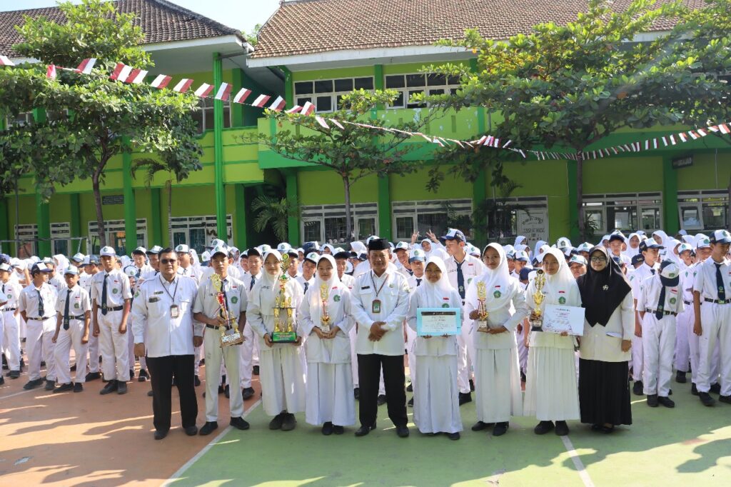 Momen Upacara Senin Pagi Bertabur Prestasi Siswa MTsN 1 Pasuruan