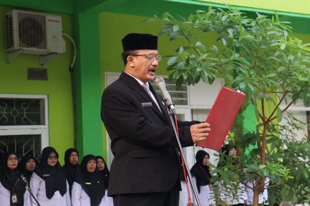 Peringatan Hari Guru Nasional Tahun 2024, MTsN 1 Pasuruan Serahkan Penghargaan Bagi Guru Prestasi