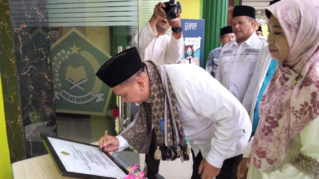 MTsN 1 Pasuruan Bersholawat dalam rangka Harlah Ke – 56 MTsN 1 Pasuruan. dan Peresmian PTSP Digital