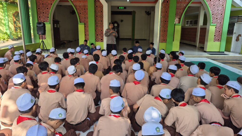 POLRES PASURUAN BERSINERGI DENGAN MADRASAH, WUJUDKAN LINGKUNGAN PENDIDIKAN BEBAS KENAKALAN REMAJA