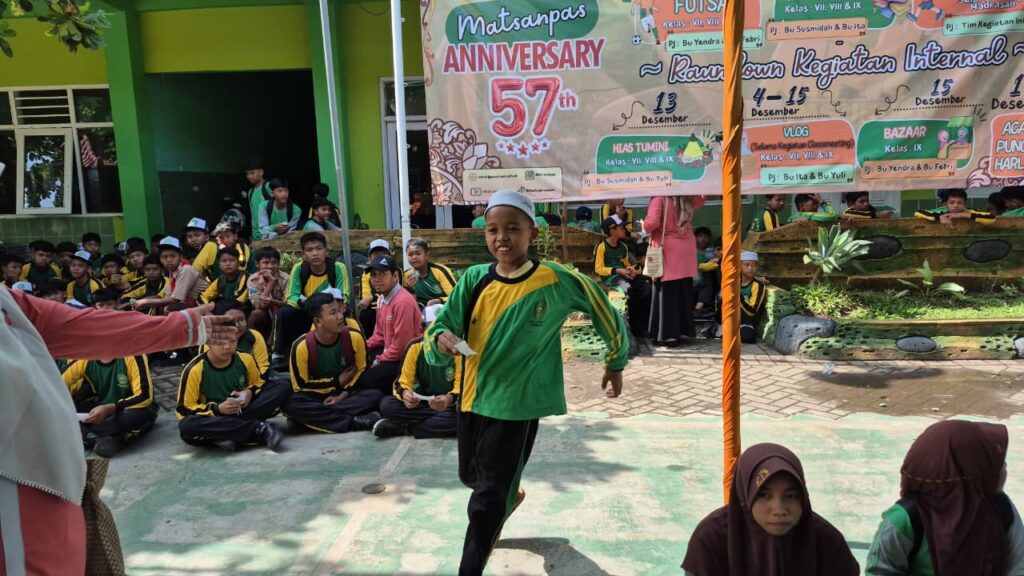 Semarak Jalan Sehat Harlah ke-57 MTsN 1 Pasuruan, Siswa Kelas 9C Berhasil Bawa Pulang Hadiah Utama