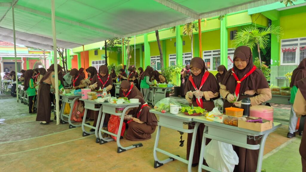 Semarak Harlah ke-57 MTsN 1 Pasuruan : Bukan Sekadar Nasi Kuning Biasa, Tumpeng Mini MTsN 1 Pasuruan Jadi Ajang Adu Kreativitas Siswa