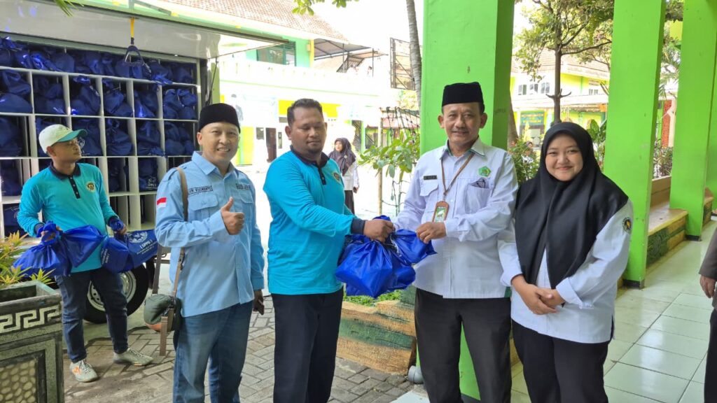 Siswa MTsN 1 Pasuruan Terima Distribusi Perdana Makan Bergizi Gratis